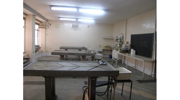 Залата за аутопсии в съдебната медицина в София