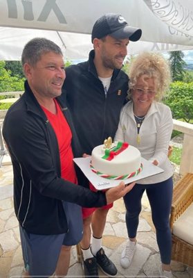 Гришо получава торта от майка си Мария и татко си Димитър