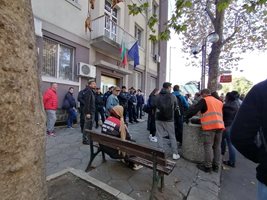 През последната седмица сградата на РЗИ Бургас се превърна в любимо място за всякакви протестиращи.