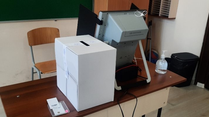 Машина в Ловеч не заработи, гласуват с хартиени бюлетини