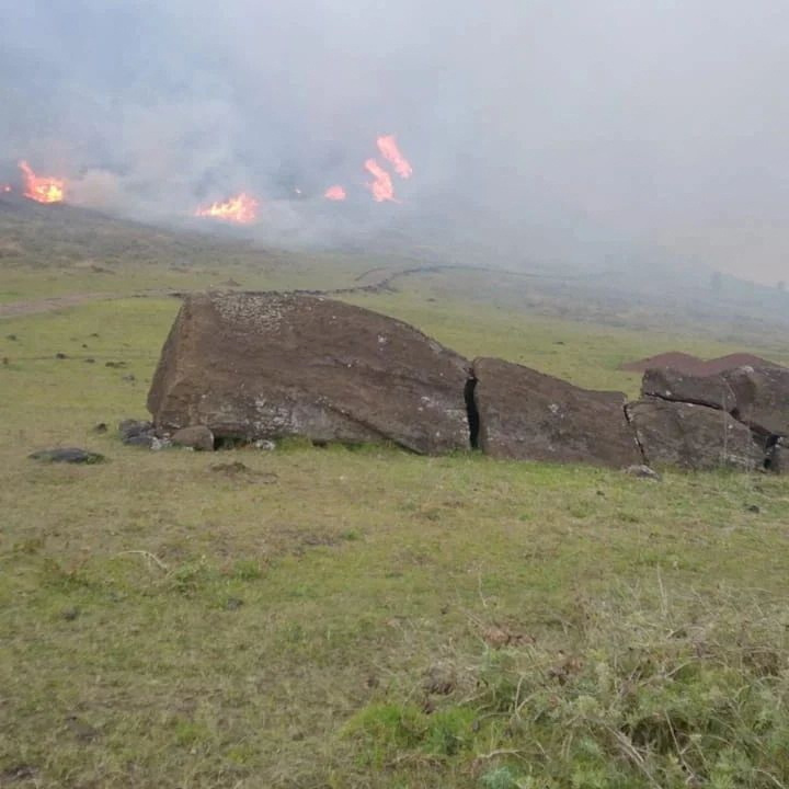 Пожар повреди свещените статуи на Великденския остров