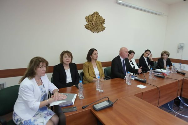 Министърът на образованието проф. Галин Цоков представи официално екипа си.

СНИМКА: ЙОРДАН СИМЕОНОВ