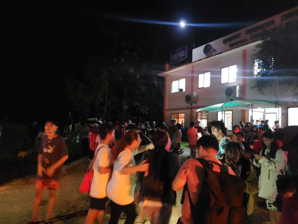Трима загинали след земетресението от 7,4 по Рихтер на Филипините