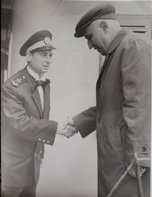 30 май 1966 година, Козлодуй - капитан Никола Трифонов посреща на борда на "Радецки" първия партиен и държавен ръководител на България Тодор Живков. Снимката е от личния архив на съпругата на капитана Веселина Трифонова.