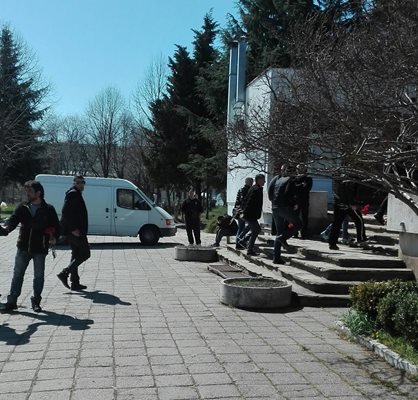 Стотина души изпратиха Горан Горан на Бургаските гробища.