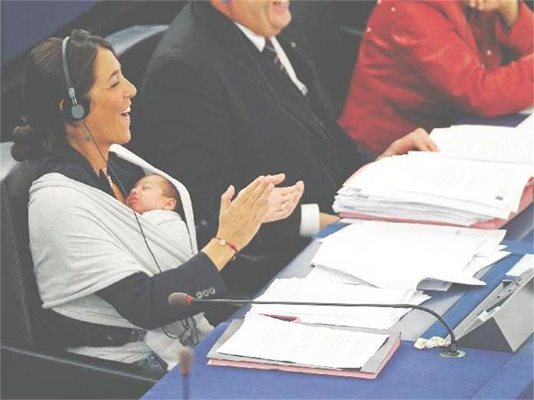 Ронцули ходи на работа в Европарламента заедно с едномесечната си дъщеричка. Вляво - заедно с премиера Силвио Берлускони.
СНИМКИ: РОЙТЕРС И САЙТ НА РОНЦУЛИ