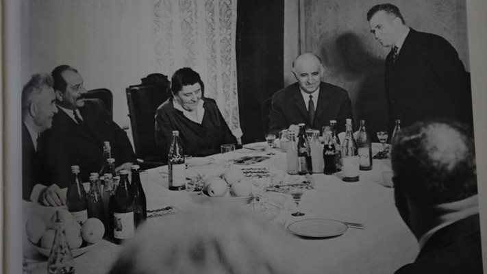 Тодор Живков с висши партийци на маса
