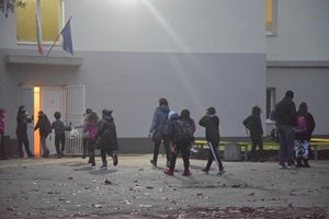15 септември насред зима - малките ученици от Пловдив влязоха в час (снимки)