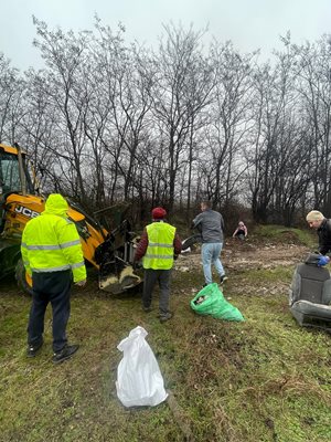 Жителите на Марково участваха активно в разчистването на отпадъците.