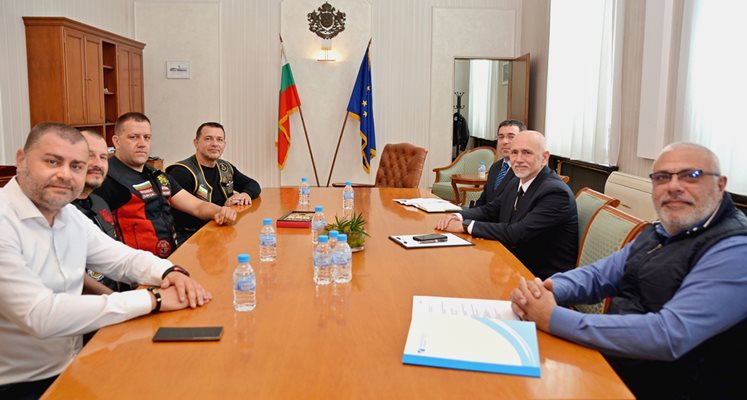 Министър Събев се среща с представителите на клубовете на мотористите.