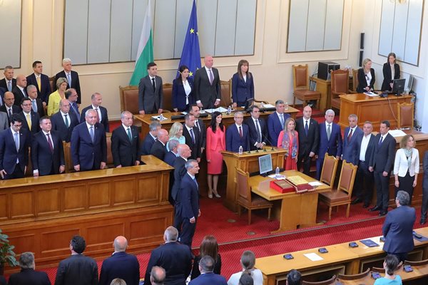 Кабинетът “Денков/Габриел” на клетвата в парламента.