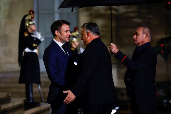 Макрон посрещна Орбан в Елисейския дворец. СНИМКА: Ройтерс