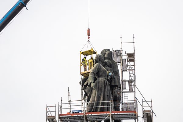 Демонтирането на Паметника на Съветската армия. СНИМКА: ГЕОРГИ КЮРПАНОВ - ГЕНК