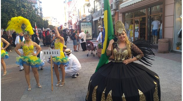 Танцьорка от Бразилия се превърна в атракция.
