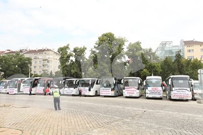 Около 30 автобуса са паркирани около "Александър Невски" с готовност за протест СНИМКА: Ники Литов