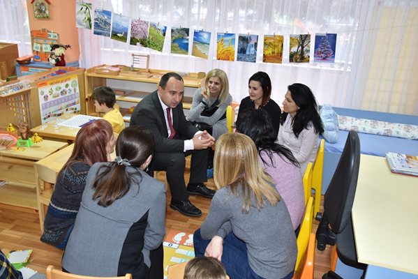 Зам.-кметът Стефан Стоянов обсъжда с учители модерните методи на образование.
