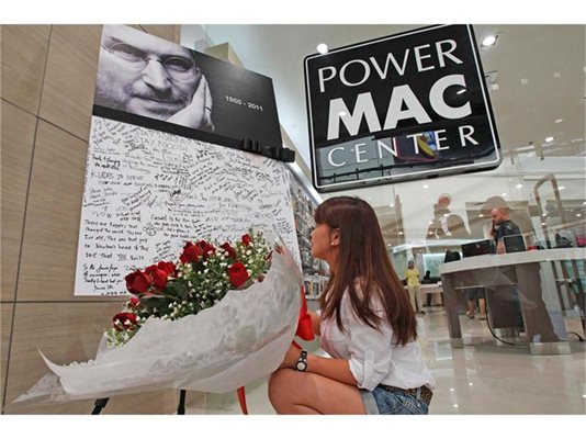 Жена се подписва на дъската за съболезнования в памет на Стив Джобс пред магазин на “Пауър Мак” в Манила, Филипините.
СНИМКИ: РОЙТЕРС