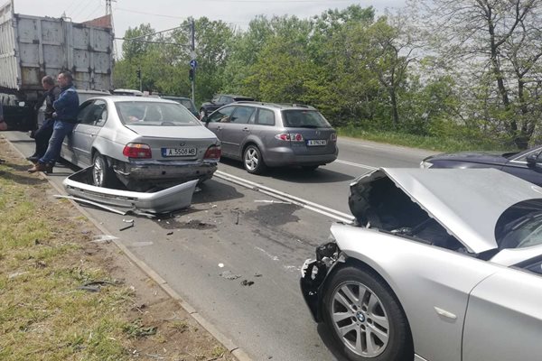 Два леки коли и камион са изчаквали на светофар, когато върху едната е налетял пияният шофьор.