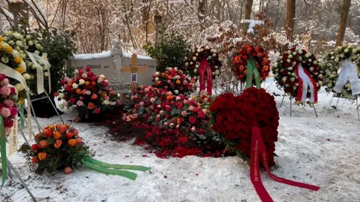 Погребаха Бекенбауер при мама и татко (СНИМКИ)