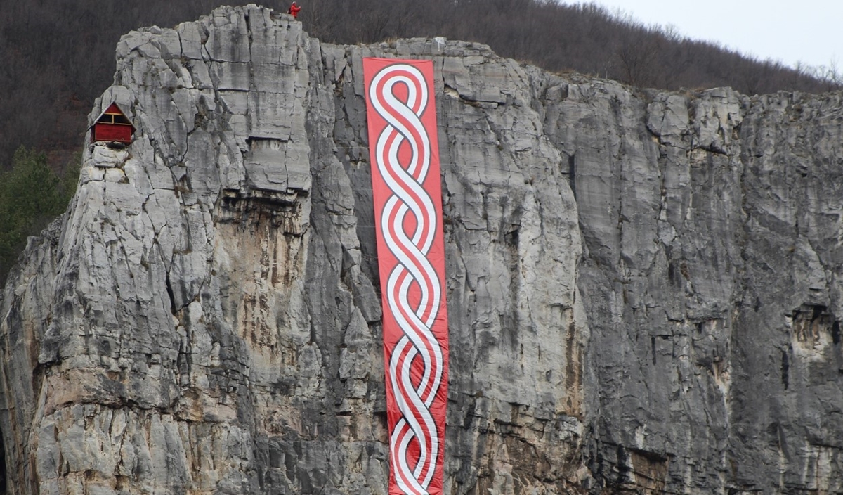 Спуснаха гигантска мартеница от скалите край Лакатник (Видео, снимки)