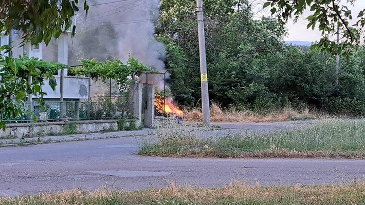 Горящата кола притесни живеещите в района.

Снимки: фейсбук.