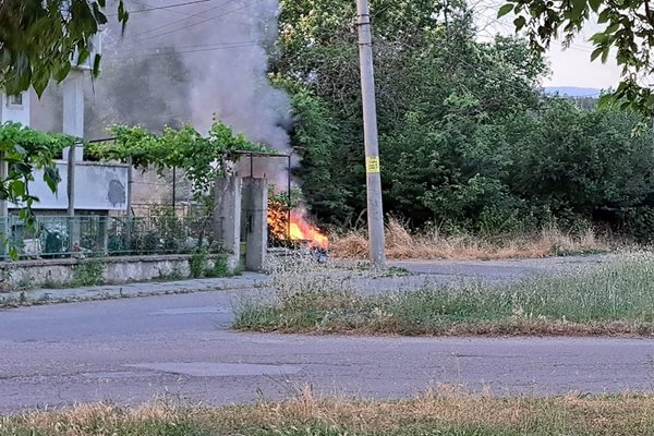 Горящата кола притесни живеещите в района.

Снимки: фейсбук.