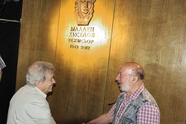 С приятеля си - скулптора Георги Чапкънов, на откриването на паметна плоча на режисьора Младен Киселов