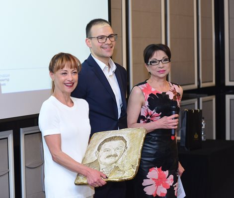 Ризова позира с Димитър Цонев-младши и Радина Червенова, получила приза за най-добър тв водещ, на церемонията на наградите "Димитър Цонев".