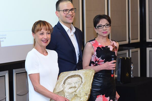 Ризова позира с Димитър Цонев-младши и Радина Червенова, получила приза за най-добър тв водещ, на церемонията на наградите "Димитър Цонев".