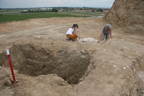 Иманярски изкоп на покрива на гробницата. Археологът се моли да не са достигнали до камерите на съоръжението.