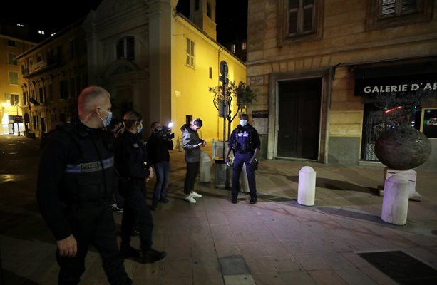 Полицаи проверяват мъж в Ница, Франция, където също е наложен вечерен час за борба с коронавируса.