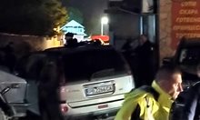 Осветиха с дрон къщата на барикадиралия се експолицай Караджов, май се готви щурм (видео, снимки)