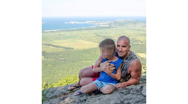 БАЩА: Михаил Цонков с 8-годишния си син. СНИМКА: АРХИВ