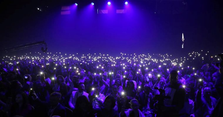 Цялата публика включи фенерчатата на телефоните си, за да обедини светлината на всички държави, от които се е събрала - традиция за фестивала.