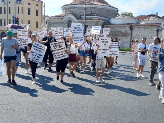 За втори ден ресторантьори блокираха за кратко кръстовището на Чифте баня. Снимки: Авторът