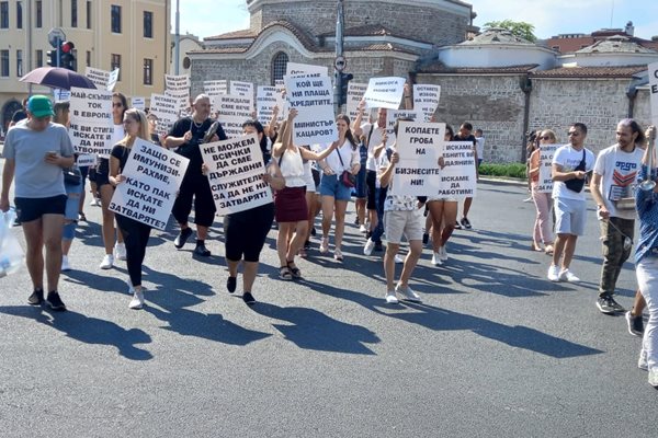 За втори ден ресторантьори блокираха за кратко кръстовището на Чифте баня. Снимки: Авторът