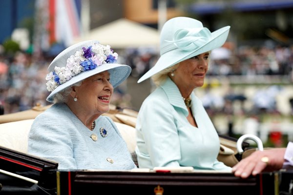 Смяташе се по-рано, че кралицата никога не е одобрявала Камила (вдясно).

