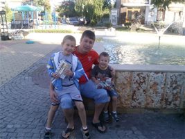 Георги Тепавичаров и двете му деца СНИМКА: Фейсбук