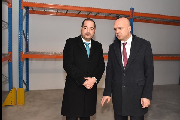 Калин Стоянов посети новооборудвани зали  за съхранение на доказателства на ГДБОП