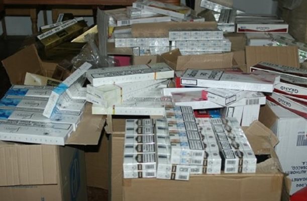 Откриха 14 800 кутии цигари, скрити между хладилни витрини край Оряхово