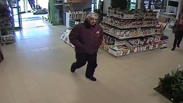 Издирват мъжа, откраднал портфейла в магазина в Пловдив. Кадър: Би Ти Ви