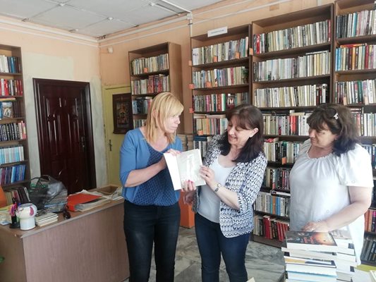 Народният представител Диана Саватева / вляво/ донесе и книги на известни български автори с с автограф.