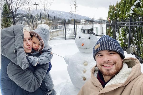 Щастливото семейство се радва на снега.
СНИМКИ: ПРОФИЛ НА ПОЛИ ГЕНОВА В ИНСТАГРАМ
