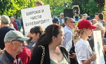 Граждани втори ден протестират срещу промяната на движението в центъра на София