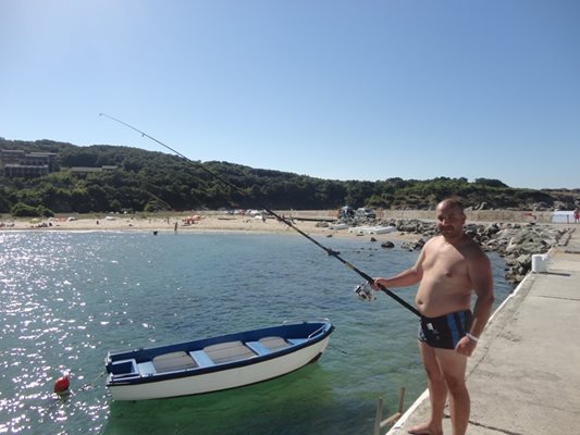 Борис от Казанлък търси кефалите на буната пред плажа Аркутино