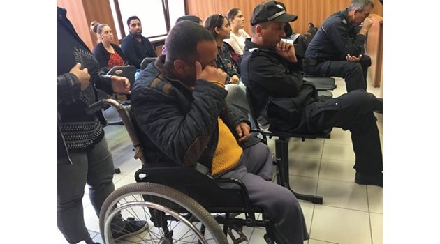 Бащата на обвинения - Харалан Огнянов, беше докаран в инвалидна количка с два апутирани крака.