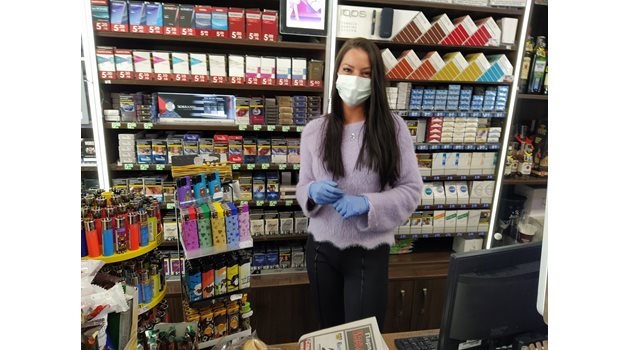 Продавачка в магазин е с маска и казва, че се страхува от зараза.