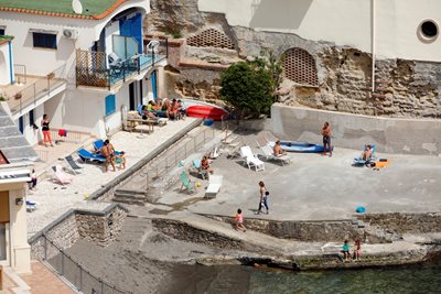 The people of Naples bake in the sun on their quarantined terraces.
PHOTOGRAPHY: Reuters