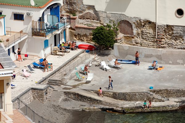 Жители на Неапол се пекат на слънце на терасите си под карантина.
СНИМКА: РОЙТЕРС