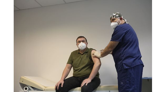 Министър Костадин Ангелов получава първата ваксина срещу COVID-19 СНИМКА: Николай Литов